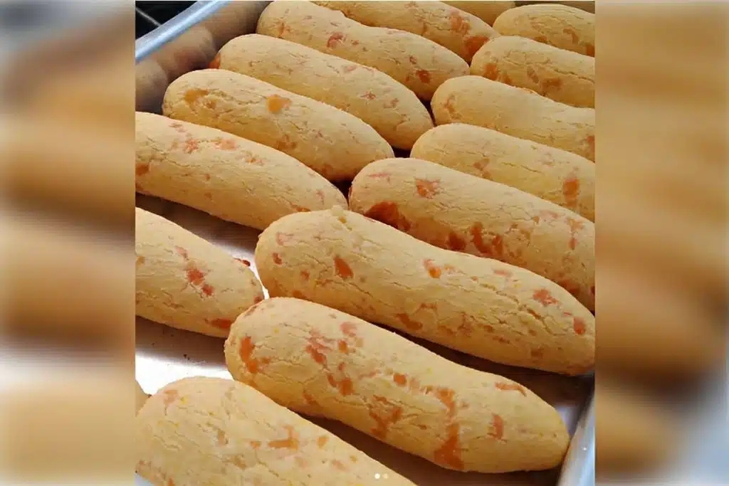 Biscoito de polvilho com queijo, um biscoito de polvilho assado no forno fácil e delicioso