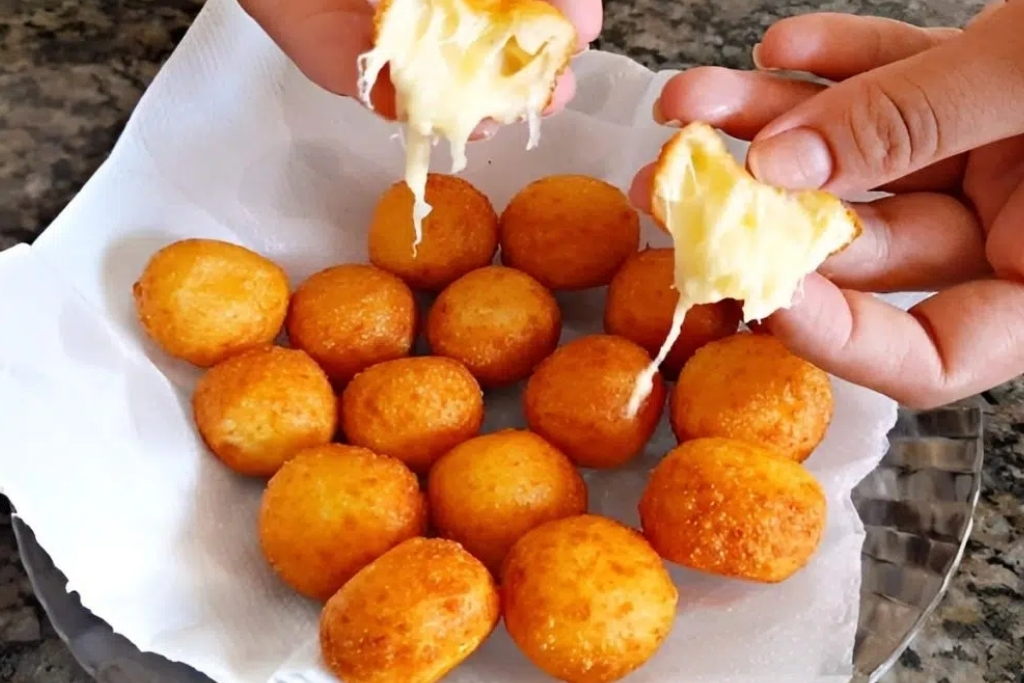 Bolinha de queijo, é um salgadinho delicioso e que as crianças vão adorar