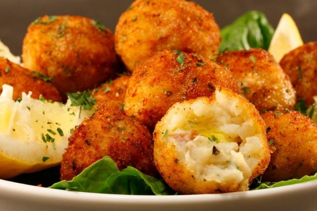 Bolinho de Bacalhau Delicioso, um ótimo aperitivo para servir para as visitas