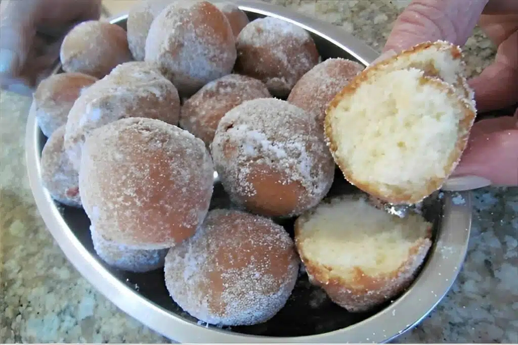 Bolinho de chuva fácil e delicioso, um lanche perfeito para sua tarde