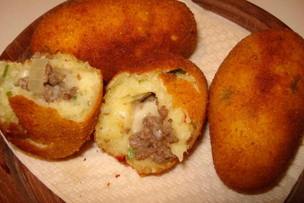 Bolinho de mandioca com carne moída, para matar a fome a qualquer hora ou servir como petisco