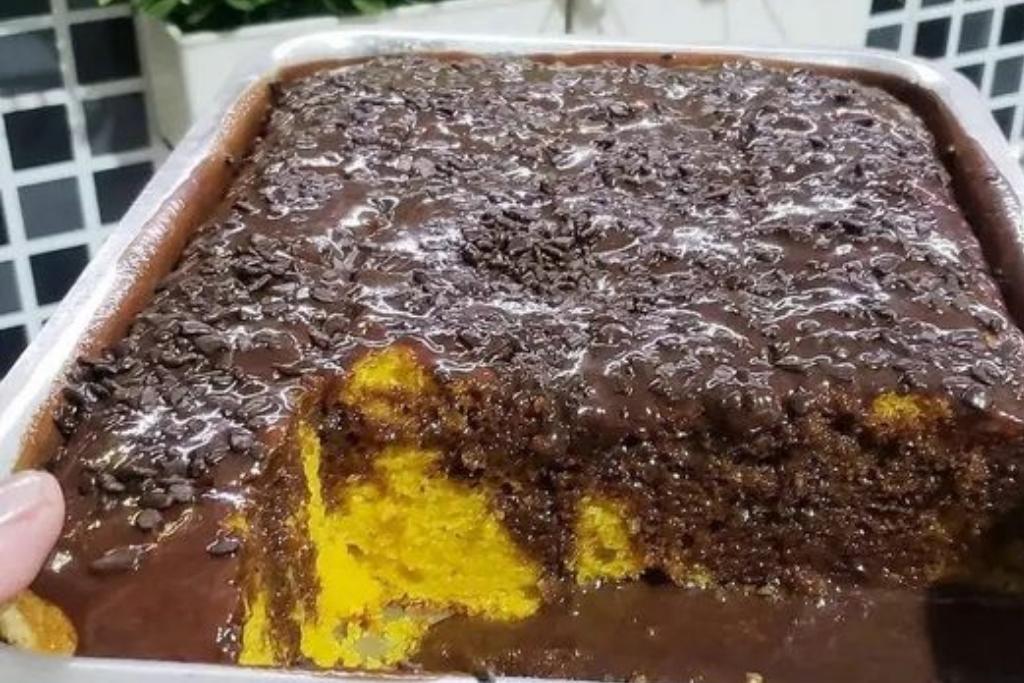 Bolo de cenoura com chocolate, bem molhadinho com calda maravilhosa sua família vai amar