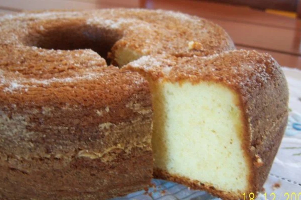 Bolo de Iogurte esse bolo de massa macia, chega a derreter na boca, de tão fofinho