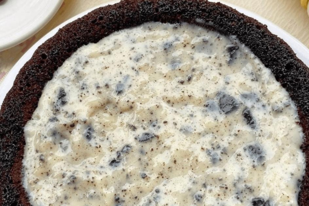 Bolo de chocolate com oreo, fica incrível com pedacinhos de biscoito crocante