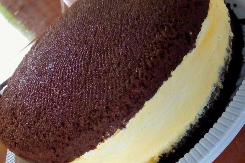 Bolo de chocolate com recheio de mousse maracujá trufado você precisa fazer