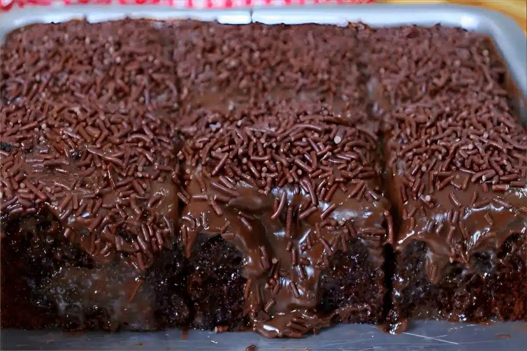 Bolo de chocolate com uma massa macia e fofa, e uma calda incrível