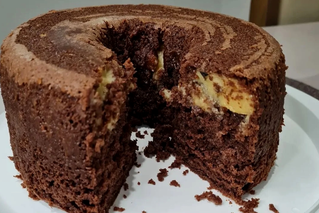 Bolo de chocolate que já sai recheado do forno, pra quem não gosta de perder tempo na cozinha