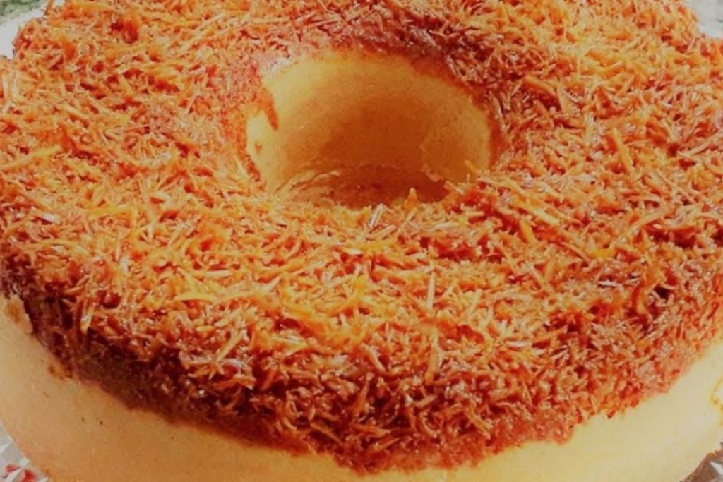 Bolo de coco invertido, sai do forno com uma deliciosa cobertura de coco