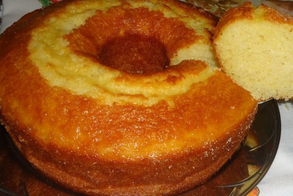 Bolo de fubá fofinho, para servir com café da manhã ou lanche da tarde