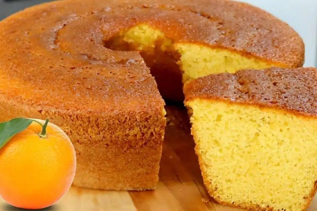 Bolo de laranja batido à mão para o lanche da tarde