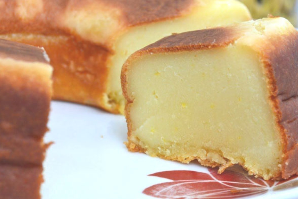 Bolo de leite, um bolo tão cremoso que parece até um pudim porém simples e delicioso