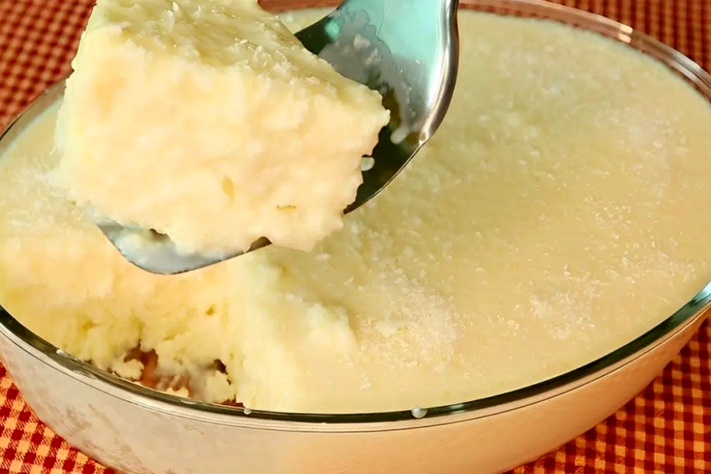 Bolo de tapioca na travessa, muito fácil é só misturar os ingredientes e está pronto