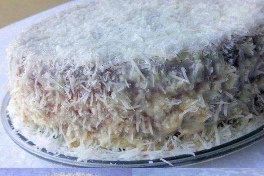 Bolo toalha felpuda, um bolo de coco gelado, molhadinho e delicioso