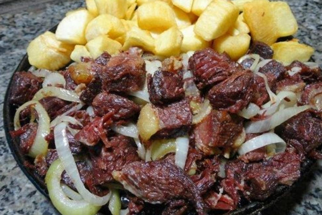 Carne acebolada com mandioca frita, da água na boca 