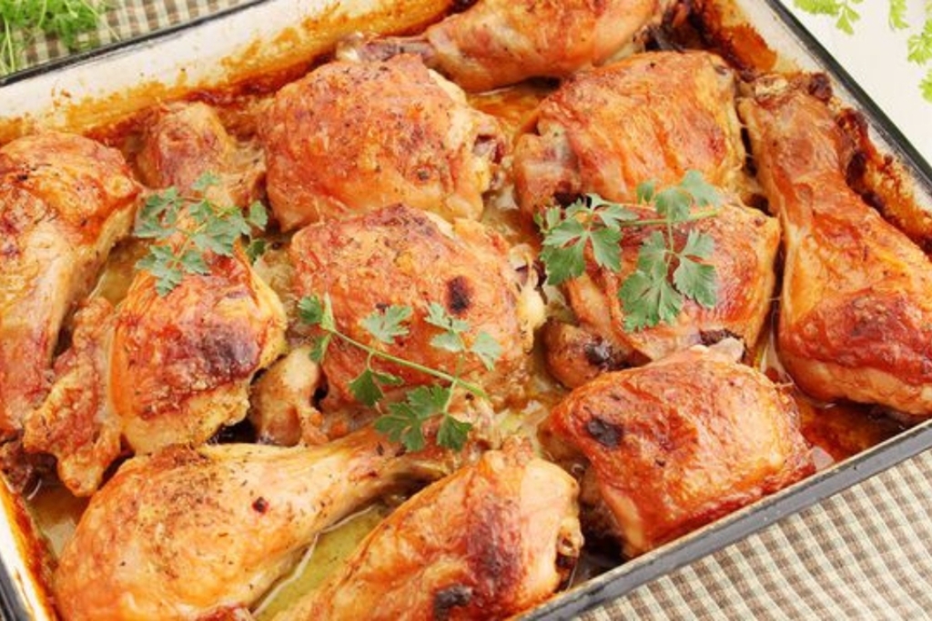 Coxa de frango assada no forno com maionese, receita que todos amam