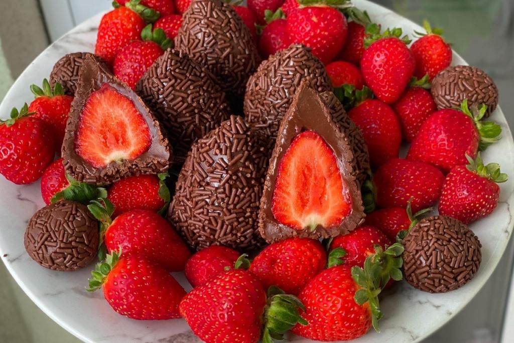 Coxinha de brigadeiro com morango, de lamber os dedos de tão gostoso