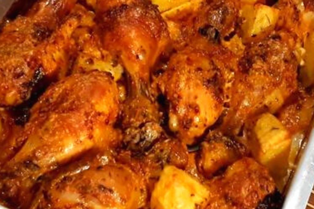 Frango assado com batatas, perfeito para almoço de domingo