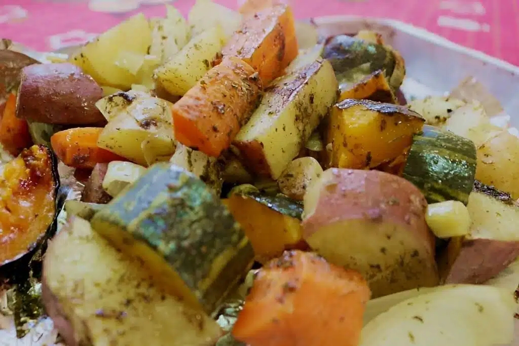 Legumes ao forno simples e deliciosos, perfeito para um almoço do dia a dia