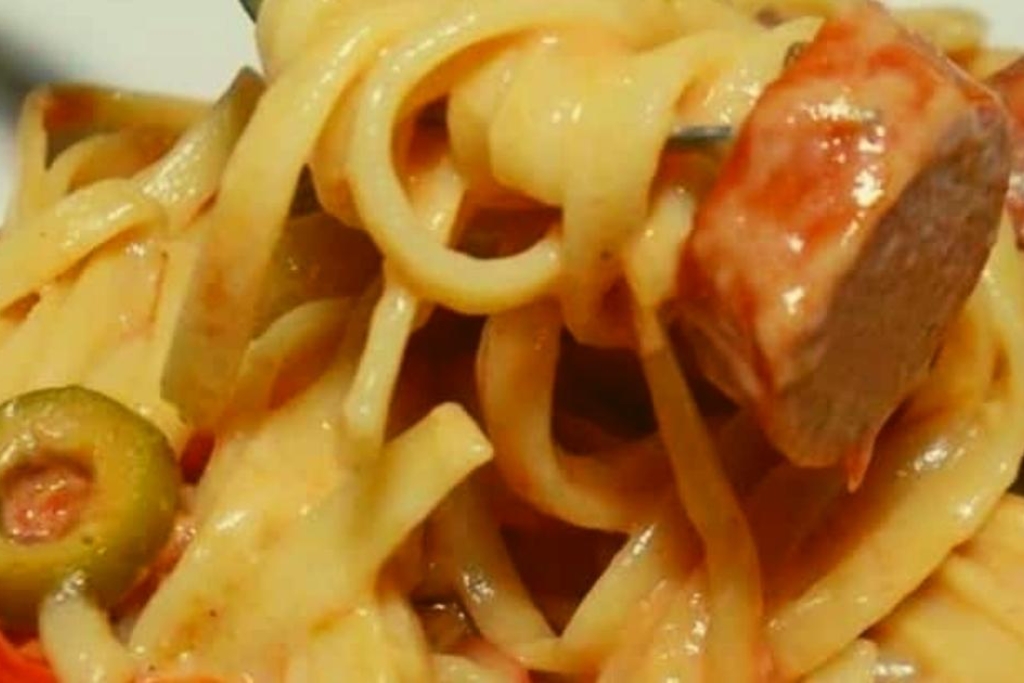 Macarrão com salsicha e creme de leite, fica cremoso e delicioso!