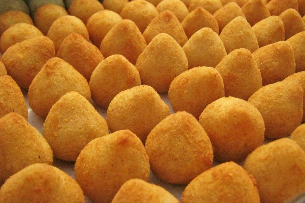 Massa de coxinha fácil, basta cozinhar tudo e rechear á seu gosto