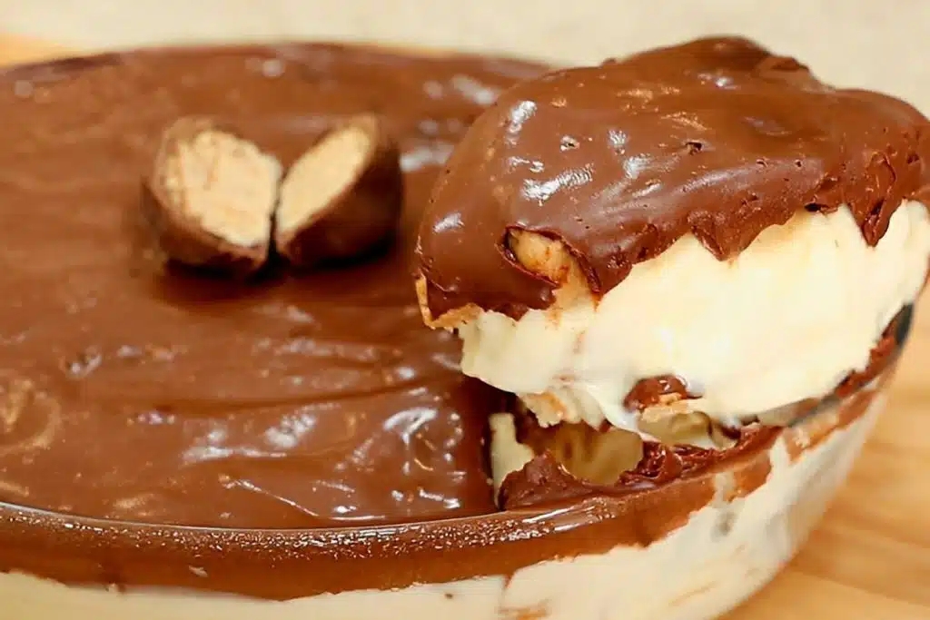 Pavê de sonho de valsa, uma sobremesa cremosa feita com biscoito maisena, ganache e bombons