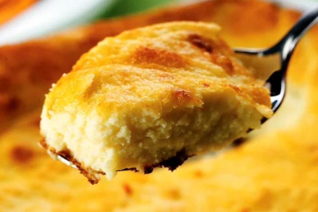 Purê de batata gratinado, recheado com queijo minas e fica um espetáculo