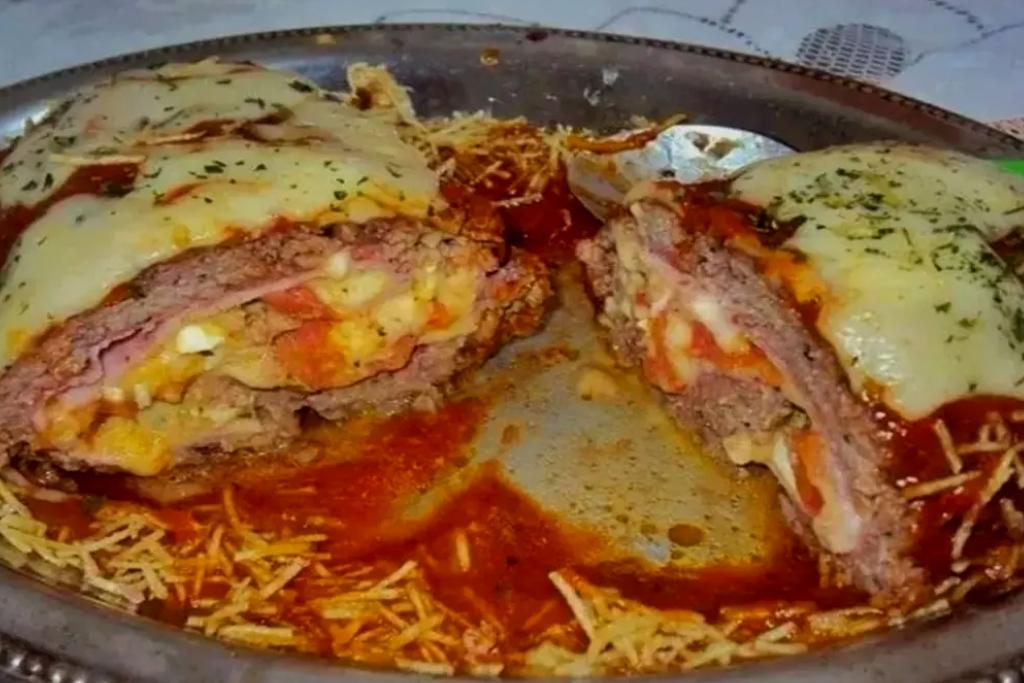 Rocambole de carne moída, com bastante queijo fica delicioso faça hoje mesmo