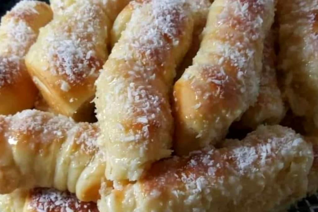 Rosquinha recheada com queijo e cobertura de coco, deliciosas