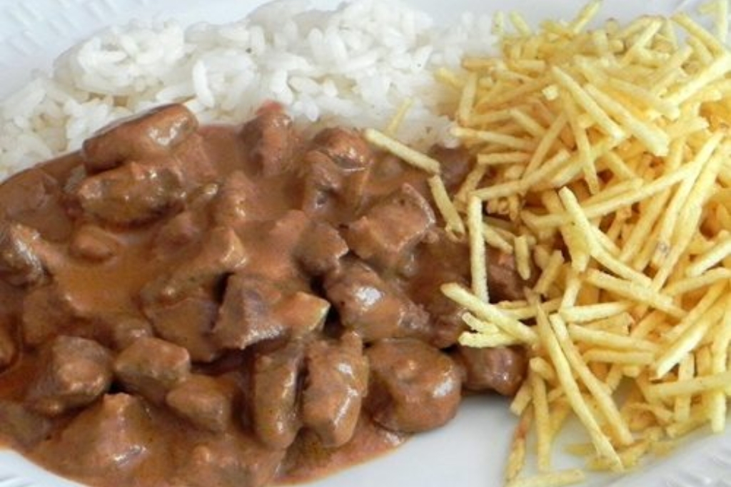 Strogonoff de carne, o favoritinho dos brasileiros super cremoso