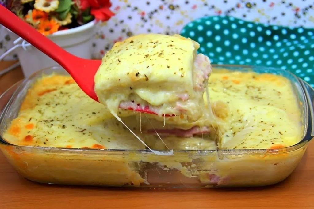 Torta cremosa de batata recheada com presunto e queijo, muito saborosa