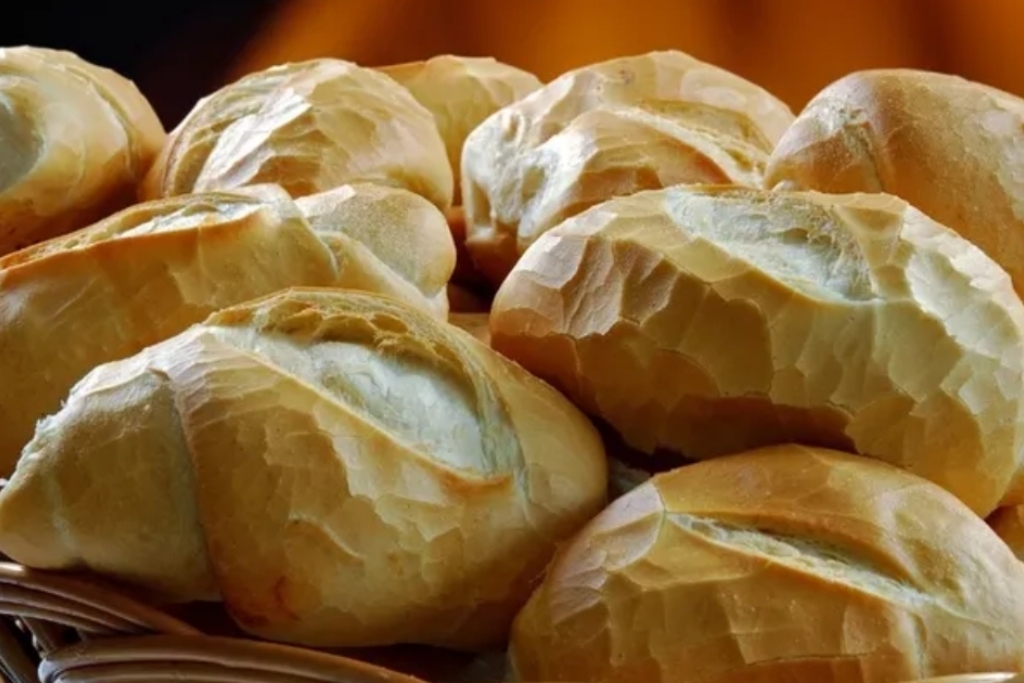 Vazou a receita de pão francês perfeito das padarias, crocante por fora e macio por dentro 