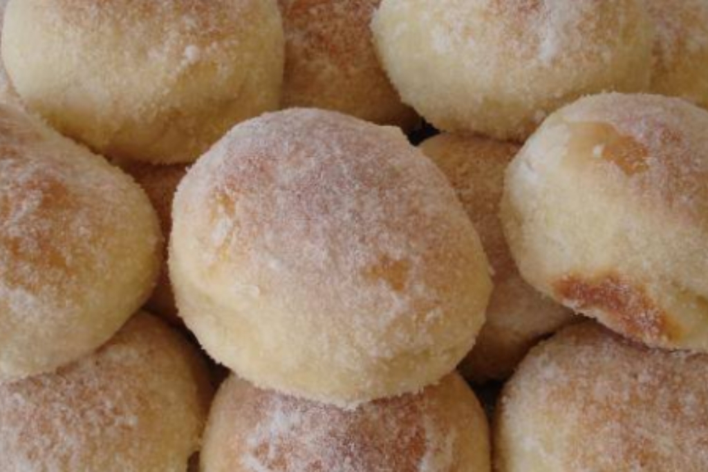 Bolinhas cremosas amanteigadas, só misturar tudo e levar pra assar, perfeitas para o lanche da tarde